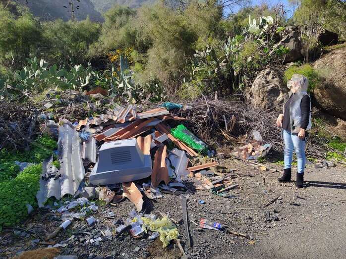 La concejala Inmaculada García, junto a un vertido de basura / TA